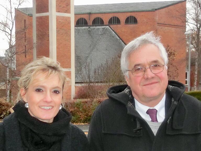 Pfarrer Gerhard Zellfelder und Stadträtin Sonja Buchberger vor der Erlöserkirche in der Zellerau. Foto: Herbert Kriener