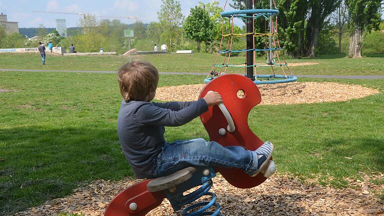 Für die Kleinen gibt es den Schaukelspaß, für die Großen den Skatepark direkt am Main in der Zellerau.&nbsp;&nbsp;