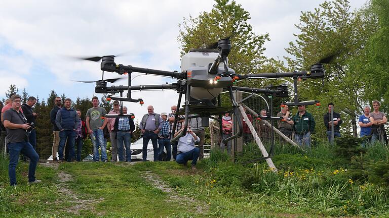 Mit gehörigem Sicherheitsabstand hob die Riesendrohne zur Demonstration der modernen Aussaat von Zwischenfrucht ab – Drohnenpilot Manuel Ursel (links) hatte den GPS-gesteuerten 'Riesenvogel' sicher im Griff.