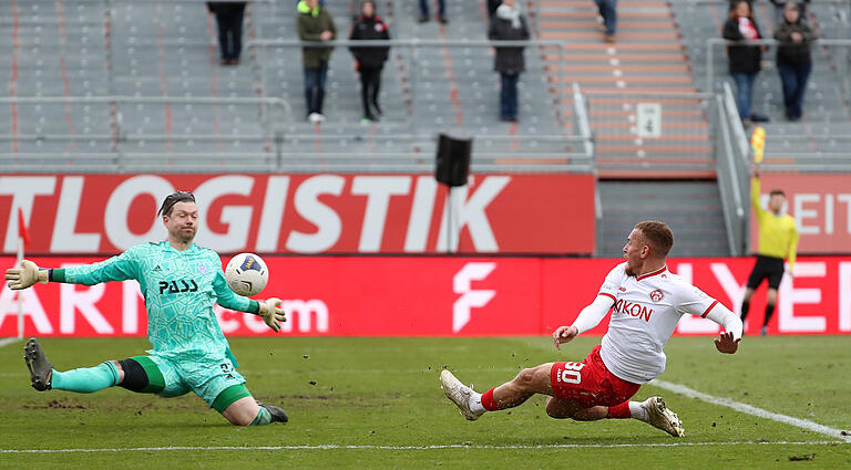 Zentimeterentscheidung: Benyas Junge-Abiol konnte Aschaffenburgs Torhüter Max Grün zwar in der Nachspielzeit überwinden. Die Linienrichter im Hintergrund hat aber bereits die Fahne gehoben und auf Abseits entschieden. Zentimeterentscheidung: Benyas Junge-Abiol konnte Aschaffenburgs Torhüter Max Grün zwar in der Nachspielzeit überwinden. Die Linienrichter im Hintergrund hat aber bereits die Fahne gehoben und auf Abseits entschieden.