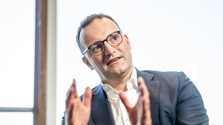 Jens Spahn vor dem CDU Parteitag.jpeg       -  Jens Spahn, CDU Präsidiumsmitglied und ehemaliger Gesundheitsminister, fordert im Gespräch engagierte Wirtschaftsreformen und warnt vor der Ausbreitung eines radikalen Islam in Deutschland.