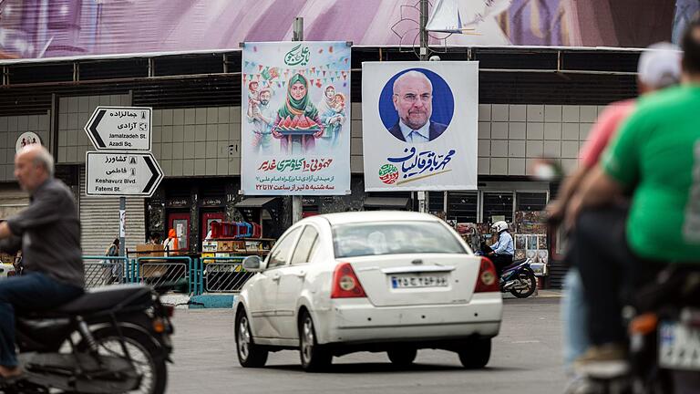 Wahlkampf im Iran       -  Ein Wahlkampfplakat des amtierenden Parlamentspräsidenten, Mohammed Bagher Ghalibaf, hängt an einem Platz in Teheran.