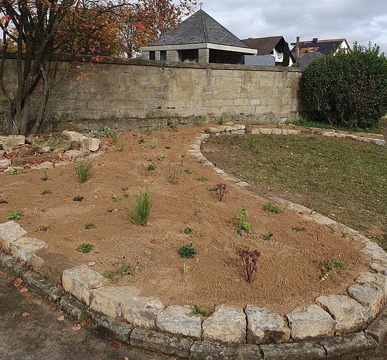 Das neue Wildbienenbeet am Friedhof in Erbshausen-Sulzwiesen. Das neue Wildbienenbeet am Friedhof in Erbshausen-Sulzwiesen.