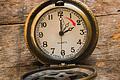 Vintage pocket watch chain on wooden background       -  1947 gab es in Deutschland eine doppelte Sommerzeit.Foto: Thinkstock