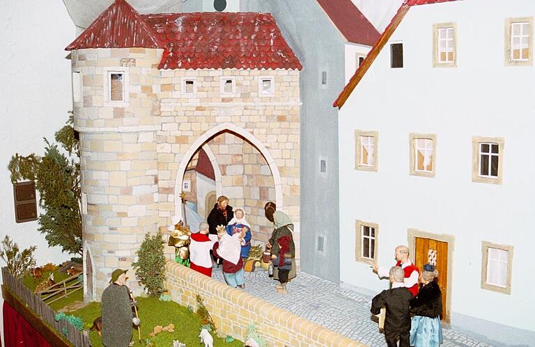 Die Heilige Familie unter dem inzwischen abgebrochenen Spitaltor von Gerolzhofen. Die Heilige Familie unter dem inzwischen abgebrochenen Spitaltor von Gerolzhofen.