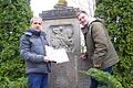 Sie wollen den Soldaten ein Gesicht gebe: Die Autoren Stefan Fach (links im Bild) und Georg Menig vor dem Höttinger Kriegerdenkmal, auf dem die Namen der Gefallenen und Vermissten aus beiden Weltkriegen in Stein gemeißelt sind.