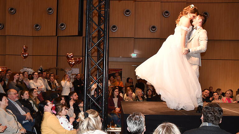 Schwungvoll ging es auf der Showbühne der Hochzeitsmesse zu. Schwungvoll ging es auf der Showbühne der Hochzeitsmesse zu.