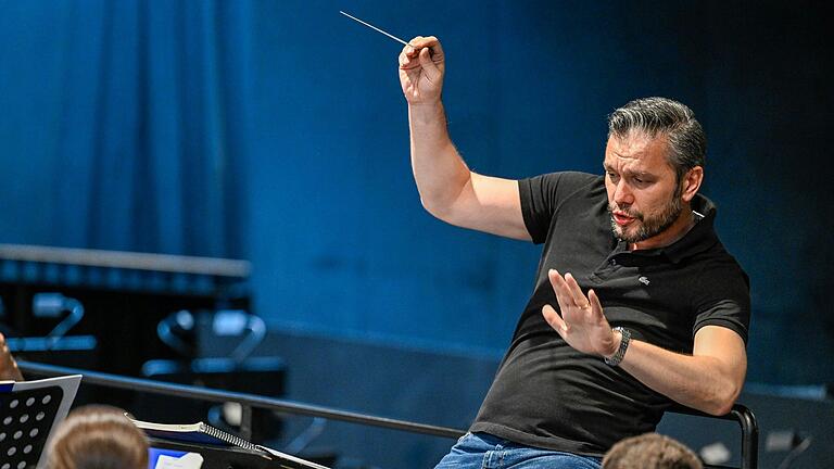 'Dieses Orchester hat große pädagogische Begabung', sagt Enrico Calesso über seine Philharmoniker. 'Dieses Orchester hat große pädagogische Begabung', sagt Enrico Calesso über seine Philharmoniker.