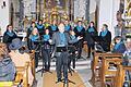 Neues geistliches Liedgut mit dem Martin-Scherer-Projektchor       -  (gkl)   &bdquo;Im Wandel der Zeit&ldquo; &ndash; so lautet der Titel des Liedes, das Martin Scherer eigens für den evangelischen Kirchentag in Rügheim komponiert und getextet hat. Premiere hat das Lied beim Festgottesdienst am Sonntag, 1. Juni. Einer schwungvollen Chorfassung können die Kirchentagsbesucher bei einem Konzert in der Rügheimer Kirche lauschen. Der Projektchor von Martin Scherer trägt unter dessen Leitung modernes geistliches Liedgut vor, am Klavier begleitet von Petra Schlosser. Seit etwa neun Jahren singen in diesem offenen Chor Frauen jeden Alters ausschließlich von Martin Scherer verfasste Lieder. Der Liedermacher will sein Publikum mit musikalischer Poesie bewegen und nachdenklich, aber auch froh stimmen. Mitgestaltet wird das Konzert am Sonntagnachmittag vom kleinen Bezirksposaunenchor unter der Leitung von Jürgen Koch. Konzertbeginn ist um 14.45 Uhr, der Eintritt ist frei.