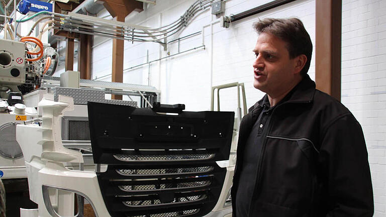 Horst Hesse, Vertriebsleiter: Ob Spoiler, Ziergitter oder Türverkleidungen - 80 Prozent aller europäischen Lkw sind mit einem Kunststoffteil der Firma Takata Plastec aus Albertshausen ausgestattet. Fotos: Anja Greiner       -  Horst Hesse, Vertriebsleiter: Ob Spoiler, Ziergitter oder Türverkleidungen - 80 Prozent aller europäischen Lkw sind mit einem Kunststoffteil der Firma Takata Plastec aus Albertshausen ausgestattet. Fotos: Anja Greiner