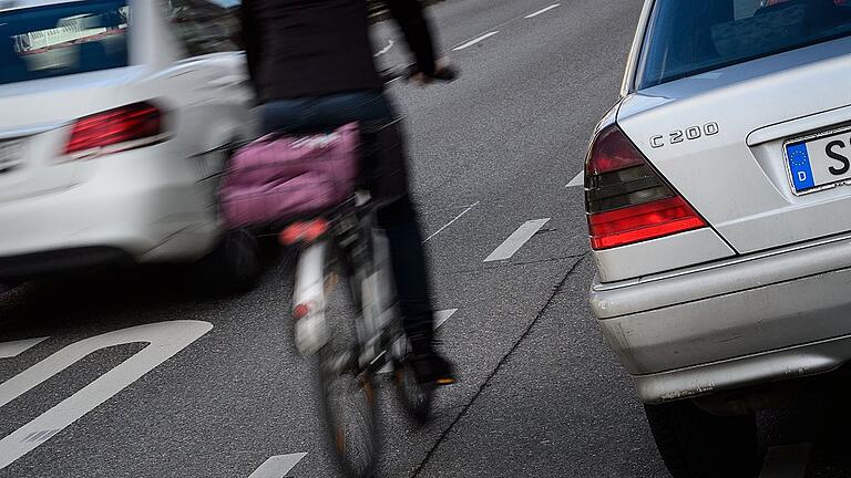 Aggression im Straßenverkehr alarmiert       -  Ist es Zufall, dass sich Schlagzeilen über Aggression und Rücksichtslosigkeit im Straßenverkehr häufen? Oder gibt es mehr Rowdys auf vier Rädern, mehr Kampfradler und pöbelnde Passanten?