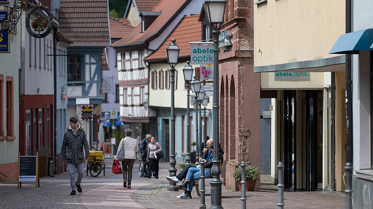 Etliche Menschen tummeln sich Anfang Mai in der Innenstadt in Marktheidenfeld.