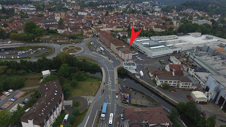 Der rote Pfeil markiert die Baulücke im Werk I, in die Rexroth ein vierstöckiges Bürogebäude bauen will.