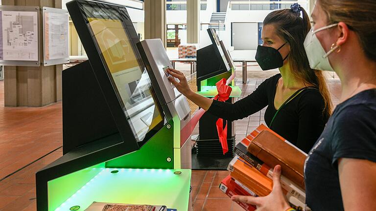 Bücher leihen per Touchscreen: In der Zentralbibliothek der Uni Würzburg am Hubland wurde jetzt die Selbstbedienungsausleihe gestartet. Bücher leihen per Touchscreen: In der Zentralbibliothek der Uni Würzburg am Hubland wurde jetzt die Selbstbedienungsausleihe gestartet.