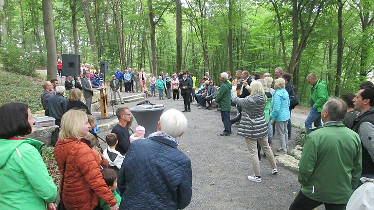 Die offizielle Übergabe der Wald-Ruhestätte stieß bei den Fuchsstädter Bürgern auf großes Interesse und viel Zustimmung.       -  Die offizielle Übergabe der Wald-Ruhestätte stieß bei den Fuchsstädter Bürgern auf großes Interesse und viel Zustimmung.