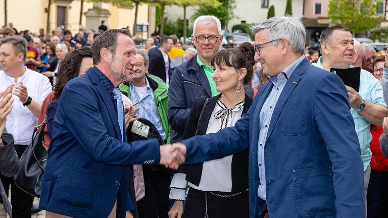 Der Abend des 7. Mai: Matthias Zink (SPD, links) und Jörg Kümmel (FSB) geben sich die Hand, nachdem bekannt gegeben wurde, dass sie in der Stichwahl gegeneinander antreten werden. Der Abend des 7. Mai: Matthias Zink (SPD, links) und Jörg Kümmel (FSB) geben sich die Hand, nachdem bekannt gegeben wurde, dass sie in der Stichwahl gegeneinander antreten werden.