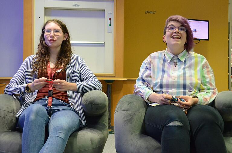 Die BIZ-Mitarbeiterinnen Lea Raab (links) und Melanie Pietsch (rechts) haben viel Spaß an der 'Gamingwall'.