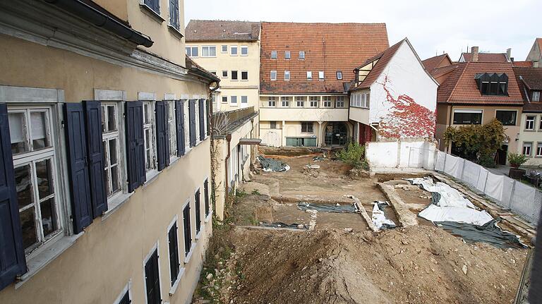 Blick aus dem Alten Gymnasium auf die Ausgrabungsstätte, wo später das neue Kulturforum entsteht. Links das Stadtschreiberhaus, im Hintergrund in der Mitte die Alte Reichsvogtei.