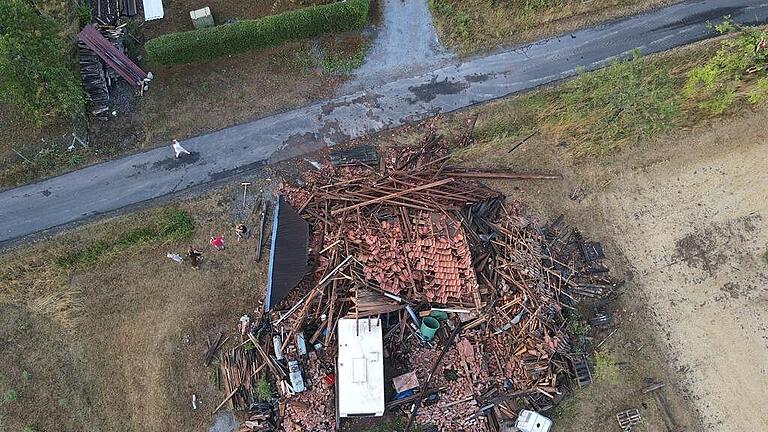 Am Montagabend (25. Juli) zog eine Gewitterfront durch den Karlstadter Stadtteil Heßlar und hinterließ zahlreiche abgedeckte Dächer und entwurzelte Bäume.