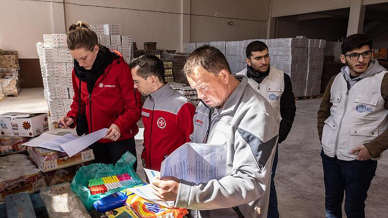 Der Würzburger Manfred Emmerling von der Johanniter-Unfall-Hilfe (Bildmitte) ist in der Erdbebenregion im türkisch-syrischen Grenzgebiet und organisiert dort die Katastrophenhilfe. Link neben ihm: Janina Dreier und Markus Taglieber.