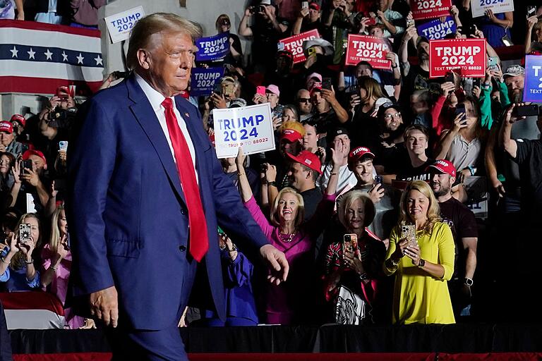 Donald Trump im Juli 2023 bei einer Wahlkampfveranstaltung in Erie, Pennsylvania. Kommt es zur Gleichsetzung mit Joe Biden? Donald Trump im Juli 2023 bei einer Wahlkampfveranstaltung in Erie, Pennsylvania. Kommt es zur Gleichsetzung mit Joe Biden?