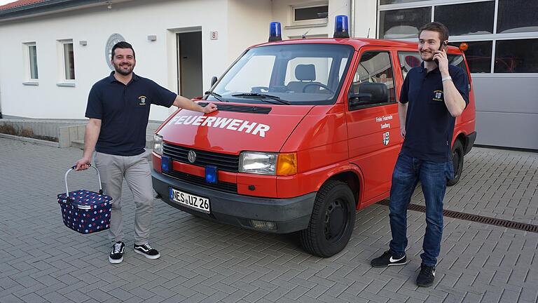 Feuerwehr-Einsatz der besonderen Art: Der Vorsitzende Dominik Gebauer (links) und sein Stellvertreter Sven Pfeuffer gehen einkaufen. Telefonisch wird abgeklärt, was die Bürger, die sich bei ihnen melden, benötigen. Feuerwehr-Einsatz der besonderen Art: Der Vorsitzende Dominik Gebauer (links) und sein Stellvertreter Sven Pfeuffer gehen einkaufen. Telefonisch wird abgeklärt, was die Bürger, die sich bei ihnen melden, benötigen.