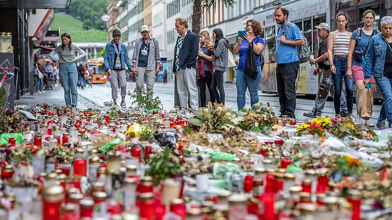 Auch anderthalb Wochen nach dem Messerangriff in Würzburg legen Menschen am Barbarossaplatz Blumen nieder und zünden Kerzen an. Auch anderthalb Wochen nach dem Messerangriff in Würzburg legen Menschen am Barbarossaplatz Blumen nieder und zünden Kerzen an.