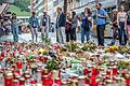 Auch anderthalb Wochen nach dem Messerangriff in Würzburg legen Menschen am Barbarossaplatz Blumen nieder und zünden Kerzen an.