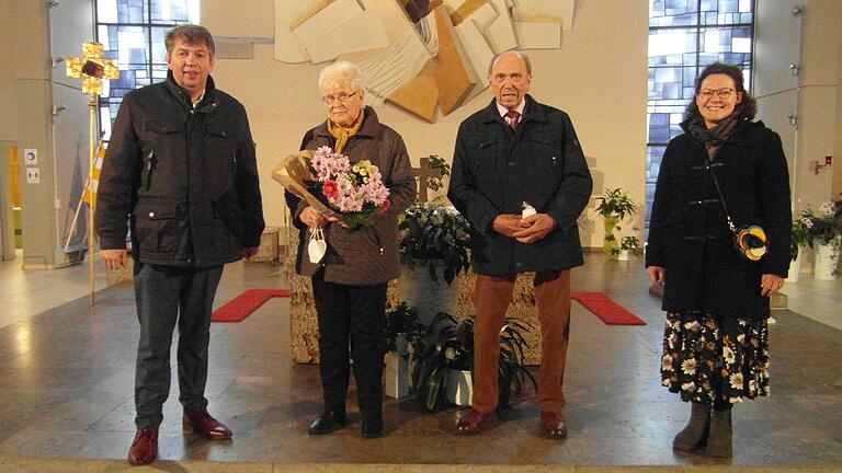 Franca und Herbert Weber feierten Diamantene Hochzeit. Es&nbsp; gratulierten Bürgermeister Johannes Wagenpfahl und Anke Hutzelmann von der Pfarrgemeinde.