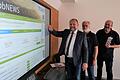 Landrat Thomas Eberth (links), der Leiter des Jobcenters im Landkreis Würzburg Thomas Huppmann (Mitte) und der Fachbereichsleiter Integration am Jobcenter Würzburg Manfred Kothe, präsentieren das Anzeigenportal für den Landkreis Würzburg.