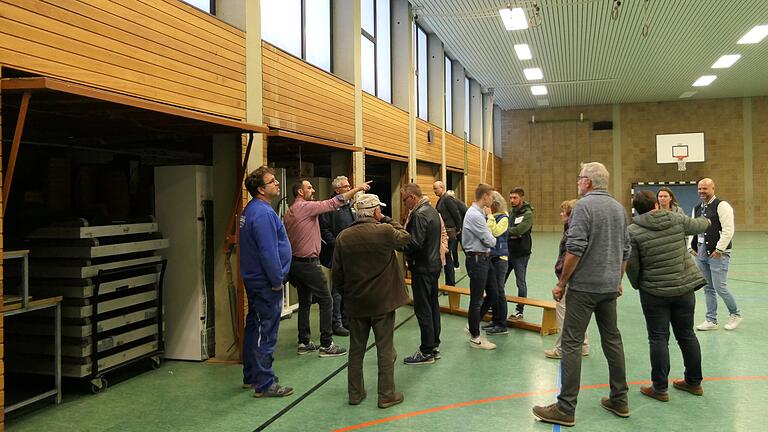 Der Gemeinderat Wonfurt besichtigte gemeinsam mit der TSV-Vorstandschaft die Turnhalle und stellte eine Mängelliste zusammen, die zügig abgearbeitet werden soll. Der Gemeinderat Wonfurt besichtigte gemeinsam mit der TSV-Vorstandschaft die Turnhalle und stellte eine Mängelliste zusammen, die zügig abgearbeitet werden soll.