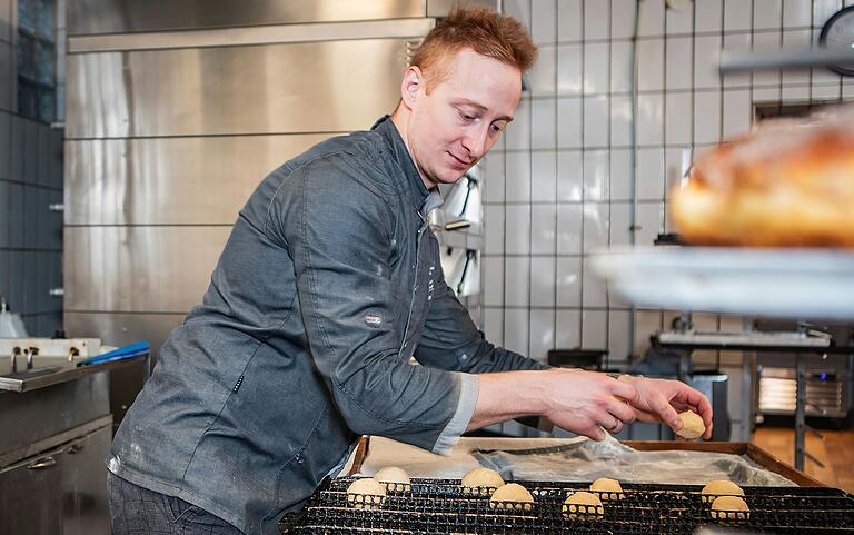 Kilian Dauenhauer bei der Arbeit in der Backstube des Café Kehl.