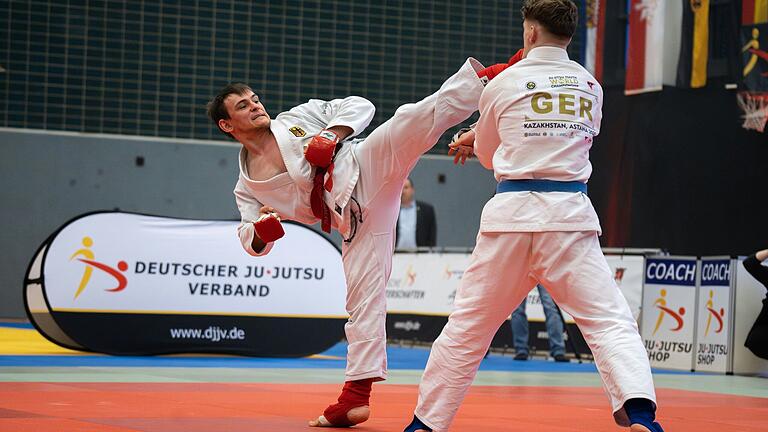 Der Würzburger Ju-Jutsuka Johannes Aumüller (links) im Finale der deutschen Meisterschaft. Der Würzburger Ju-Jutsuka Johannes Aumüller (links) im Finale der deutschen Meisterschaft.