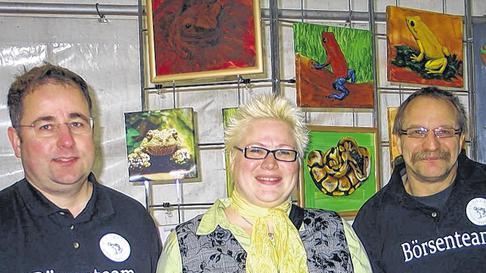 Froschbilder: Ralf Schmitt (links) und Ulrich Schmidt von der Anuren-Tagung begrüßen mit Nadine Wilms erstmals eine Froschmalerin. Froschbilder: Ralf Schmitt (links) und Ulrich Schmidt von der Anuren-Tagung begrüßen mit Nadine Wilms erstmals eine Froschmalerin.