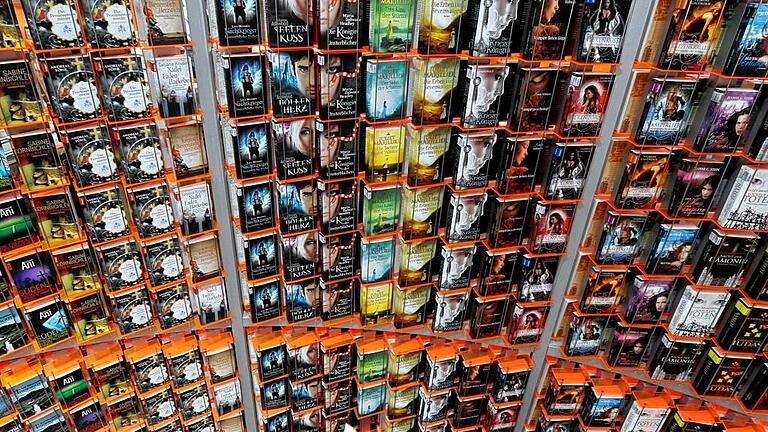Buchmesse Frankfurt       -  Letzte Vorbereitungen: Mitarbeiterin räumt Bücher für den Stand ihres Verlages ein.