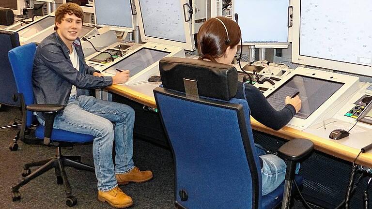 Fluglotse Patrick Krämer (links), der aus Volkach stammt, an seinem Arbeitsplatz. Fluglotse Patrick Krämer (links), der aus Volkach stammt, an seinem Arbeitsplatz.