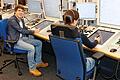 Fluglotse Patrick Krämer (links), der aus Volkach stammt, an seinem Arbeitsplatz.