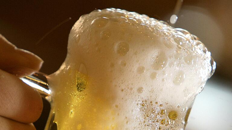Ein frisch gezapftes Bier vom Fass – für viele ein Genuss. Leider bleiben die Brauereien wegen des Lockdowns schon seit längerem auf einem Großteil der Produktion sitzen, weil die Gaststätten und Hotels geschlossen sind und auch keine Feste stattfinden. Ein frisch gezapftes Bier vom Fass – für viele ein Genuss. Leider bleiben die Brauereien wegen des Lockdowns schon seit längerem auf einem Großteil der Produktion sitzen, weil die Gaststätten und Hotels geschlossen sind und auch keine Feste stattfinden.