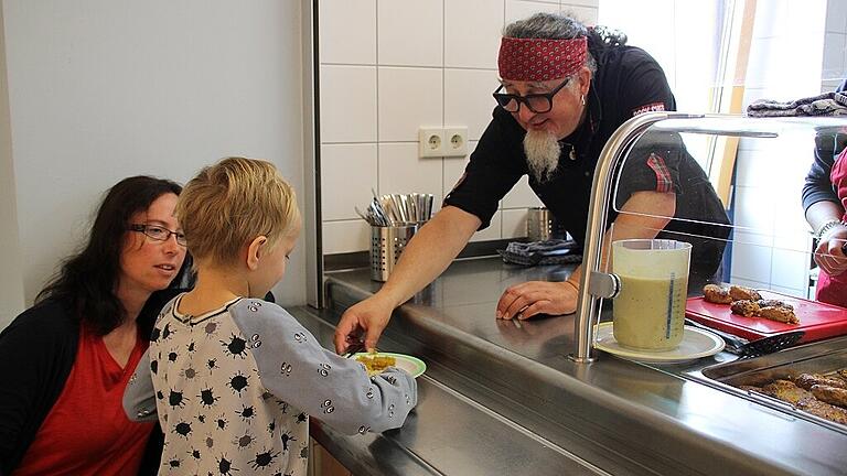 Stefan Marquard hilft beim Essen-Austeilen. Stefan Marquard hilft beim Essen-Austeilen.