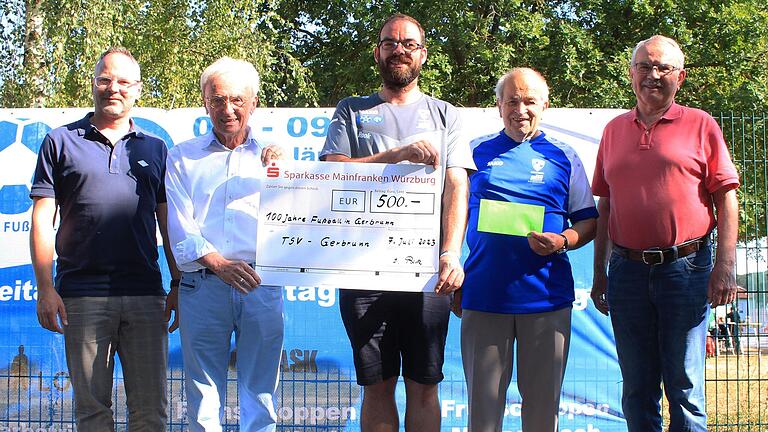 Auf dem Foto (von links): Stefan Wolfshörndl (1. Bürgermeister), Erich Beck (Unterstützer), Kristian Gerhardt (Fußballabteilungsleiter), Ludwig Bauer (Schiedsrichter-Legende) und Reinhard Kies (2. Bürgermeister).