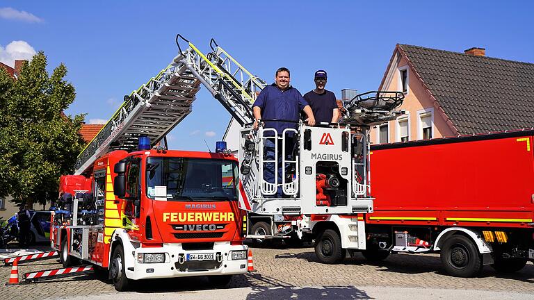 Hoch hinaus ging es für Bürgermeister Peter Gehring am Festwochenende an der Seite von Armin Strohhäcker, Vorsitzender der Röthleiner Feuerwehr.