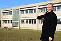 Wo die frühere Hauptschule in Unterspiesheim steht und auf ihren Abriss wartet, sollte die neue Kolitzheimer Grundschule entstehen. Zu Jahresbeginn war Bürgermeister Horst Herbert noch optimistisch. Jetzt hat er die Planungen gestoppt. Der Grund: Die Kosten laufen aus dem Ruder.