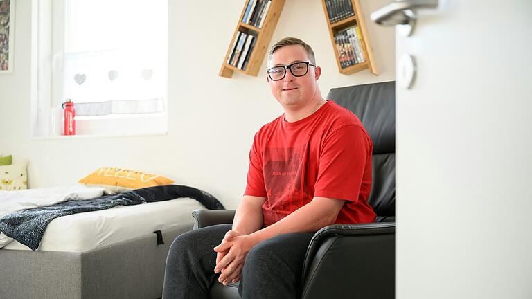 Lieblingsplatz: Bewohner Andre Brönner zeigt sein WG-Zimmer. Er mag nicht nur den Sessel besonders gerne, sondern auch die Helligkeit in seinem Zimmer durch die drei Fenster. Lieblingsplatz: Bewohner Andre Brönner zeigt sein WG-Zimmer. Er mag nicht nur den Sessel besonders gerne, sondern auch die Helligkeit in seinem Zimmer durch die drei Fenster. 