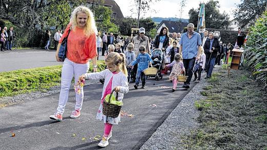 Blumenkinder: Über Blüten schritten die Festgäste in Seifriedsburg zum &bdquo;Bürgerwegsfest&ldquo;.