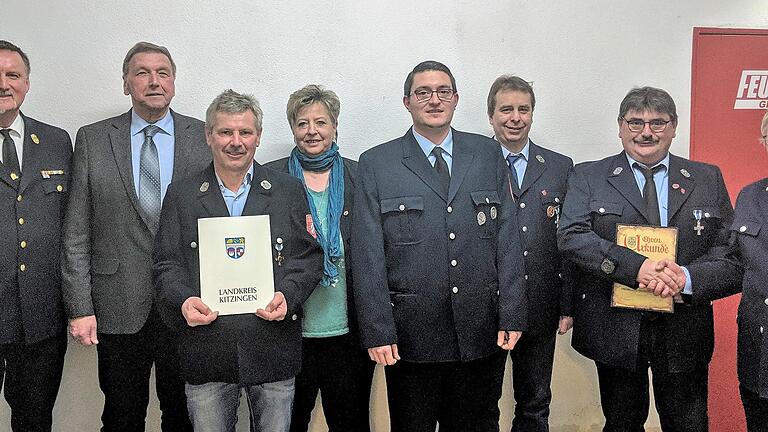 Ehrungen bei der Feuerwehr Fahr: (von links) Kreisbrandinspektor Michael Krieger, Landrat Robert Finster, Armin Schmitt, zweite Bürgermeisterin Gelinde Martin, Kommandant Kilian Meusert, Karl Hart, Andreas Meusert und der Vorsitzende Günter Dittmann.