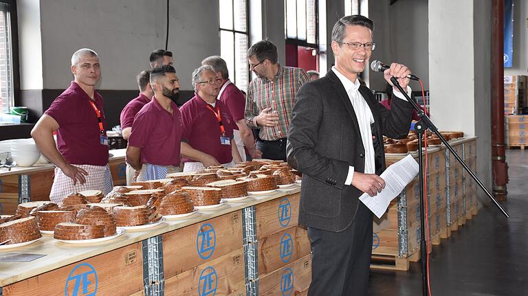 Launige Worte und einen Blick in die Eingemeindungs-Geschichte lieferte Schweinfurts OB Sebastian Remelé zum Auftakt der Schlachtschüssel. Das Metzgerei-Team hat unterdessen schon mal das nicht minder wichtige kulinarische Beiwerk aufgeschichtet. Frisches Roggenbrot sollte es sein, sagen alle, die sich mit Schlachtschüssel auskennen. Launige Worte und einen Blick in die Eingemeindungs-Geschichte lieferte Schweinfurts OB Sebastian Remelé zum Auftakt der Schlachtschüssel. Das Metzgerei-Team hat unterdessen schon mal das nicht minder wichtige kulinarische Beiwerk aufgeschichtet. Frisches Roggenbrot sollte es sein, sagen alle, die sich mit Schlachtschüssel auskennen.