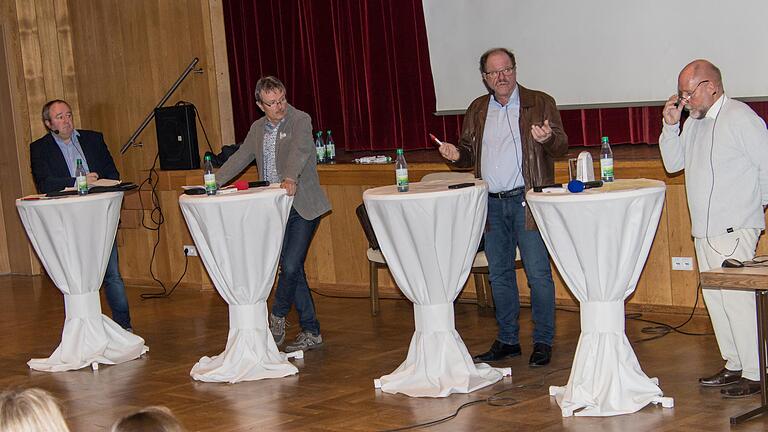 Rund 300 Bürger informierten sich im Bürgerzentrum über die Ansichten der Bewerber (von links): Sven Nickel (Freie Bürger Rieneck), Hubert Nickel (Allianz für Rieneck), Wolfgang Küber (Rienecker Junge Wähler Union) und Moderator Rainer Bauer. Rund 300 Bürger informierten sich im Bürgerzentrum über die Ansichten der Bewerber (von links): Sven Nickel (Freie Bürger Rieneck), Hubert Nickel (Allianz für Rieneck), Wolfgang Küber (Rienecker Junge Wähler Union) und Moderator Rainer Bauer.