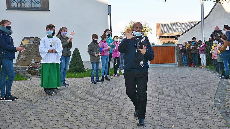 Überraschung nach dem Festgottesdienst: Kinder, Ministranten, Jugendliche und Erwachsene gratulierten Pfarrvikar Benjamin Pereira zu seinem 40. Priesterjubiläum, natürlich mit dem gebotenen Abstand. Überraschung nach dem Festgottesdienst: Kinder, Ministranten, Jugendliche und Erwachsene gratulierten Pfarrvikar Benjamin Pereira zu seinem 40. Priesterjubiläum, natürlich mit dem gebotenen Abstand.