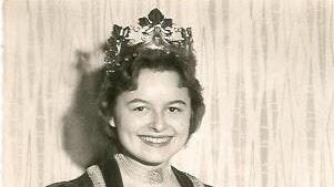 Die Rödelseeerin Karoline Baumgärtner, geborene Hartmann, wurde 1957 zur Deutschen Weinkönigin gewählt. Die Rödelseeerin Karoline Baumgärtner, geborene Hartmann, wurde 1957 zur Deutschen Weinkönigin gewählt. 