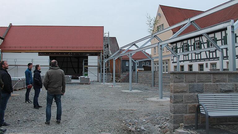 Zufrieden nahmen die Gemeinderäte zur Kenntnis, dass die Arbeiten an der Gemeindescheune und dem neuen Platz in der Sondheimer Dorfmitte zügig voranschreiten.